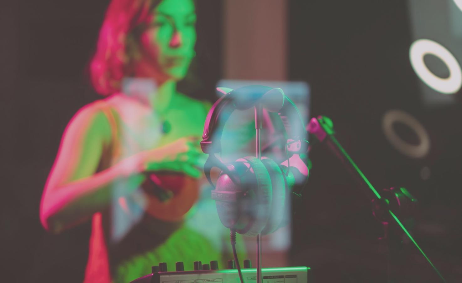 Professionelles Musikstudio mit Aufnahmeequipment und Mischpult