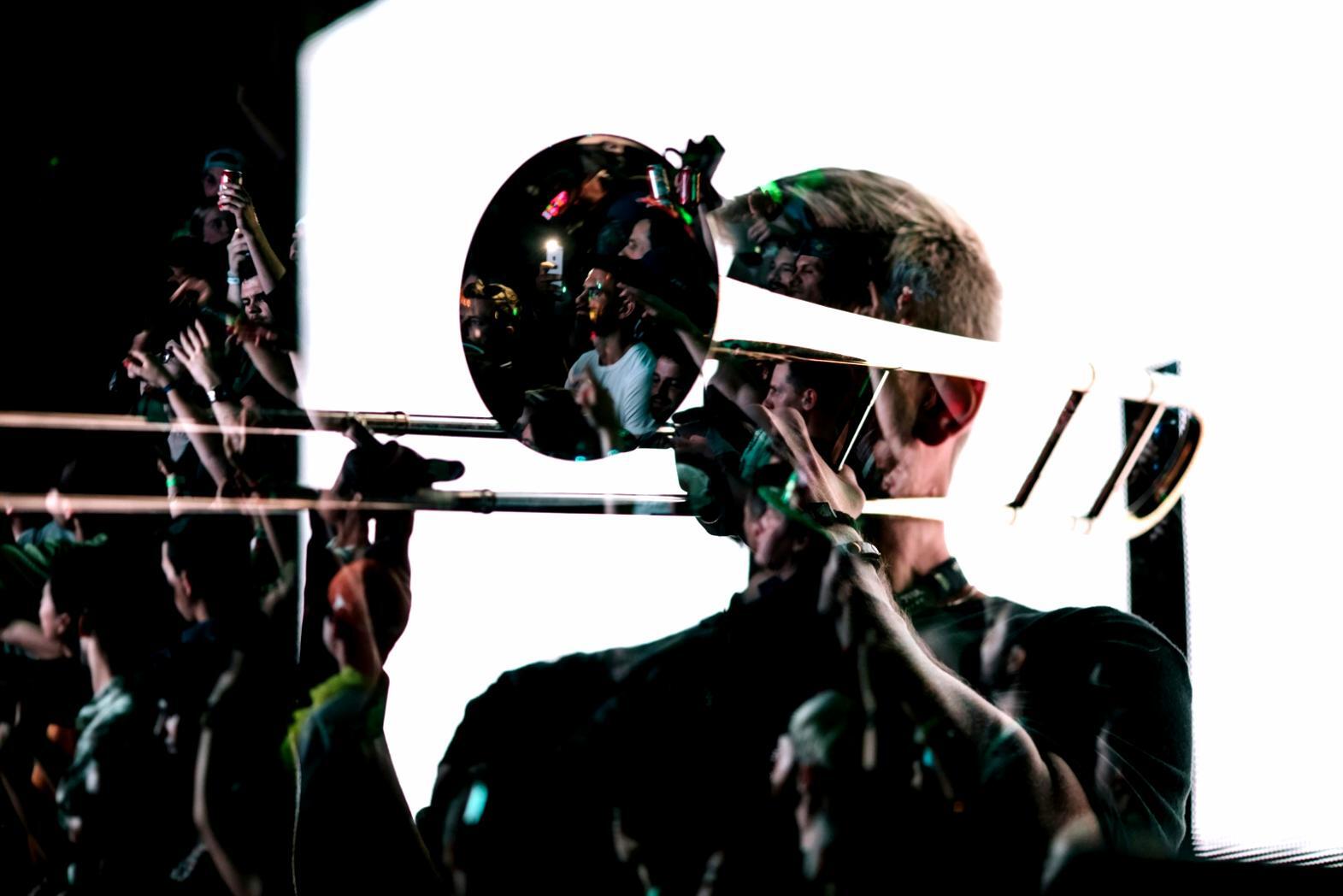 Detailansicht von Studio-Equipment mit Kabeln und Audio-Interfaces