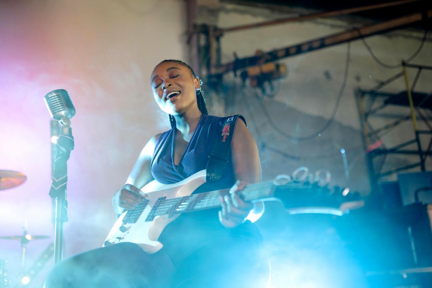 Studiotisch mit Laptop, Audio-Interface und Monitoren für Musikproduktion