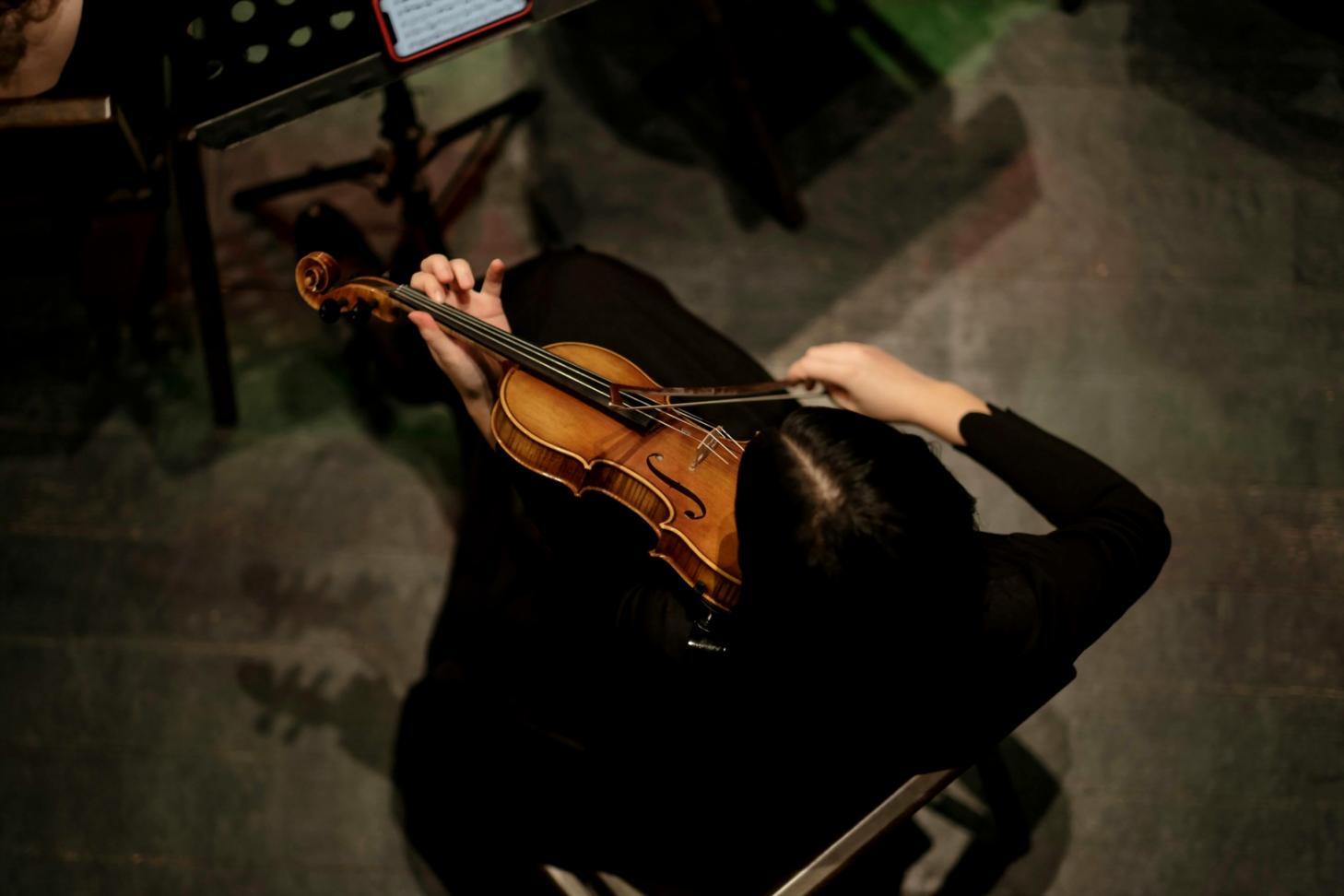 Analoges Mischpult mit Fadern und Equalizer-Einstellungen in einem professionellen Studio