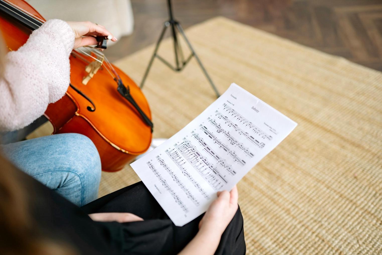 Nahaufnahme eines hochwertigen Kondensatormikrofons im Einsatz