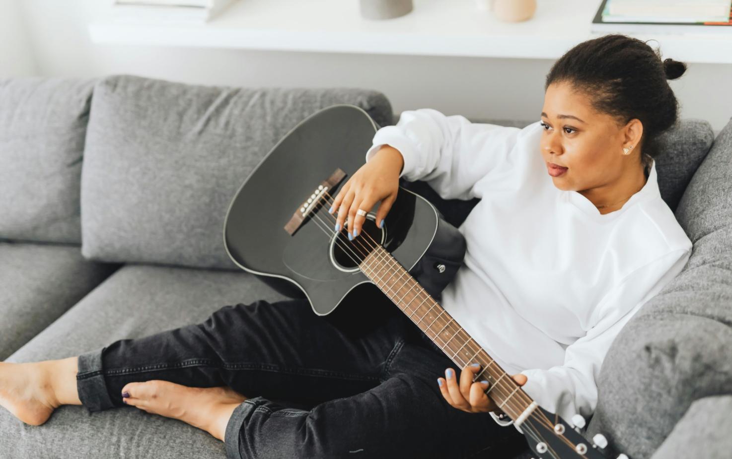 Studioaufnahme mit mehreren Mikrofonen und professioneller Akustikbehandlung